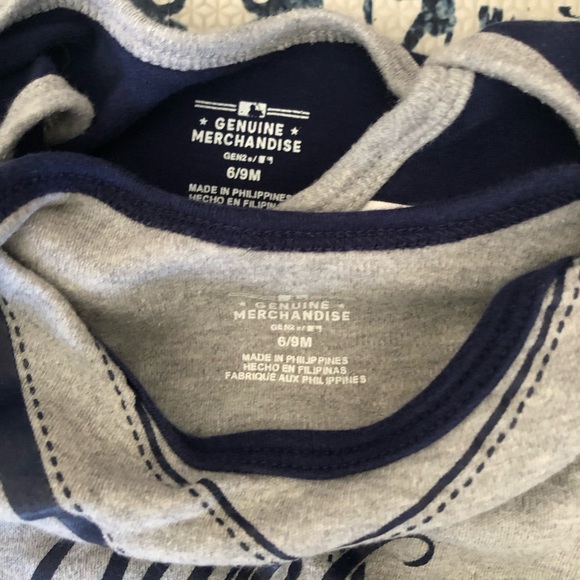 ❤️Bundle set of 2 Yankees Genuine Merchandise Short Sleeve Onesies 6/9 months - Picture 4 of 5